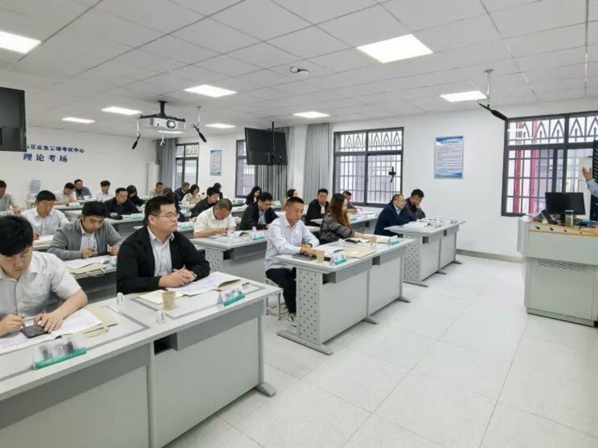 华夏创业助力国网神农架供电公司举办学习贯彻党的二十届四中全会精神培训班